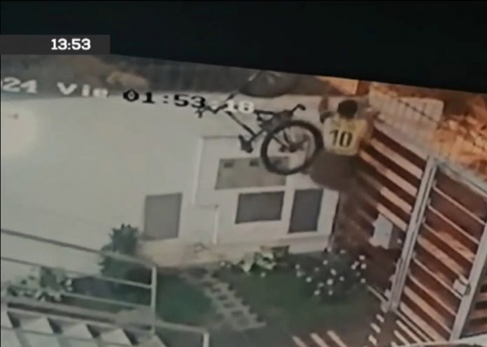 Foto: Cayó en púas: Ladrón muere desangrado tras intento de robo en Perú / Cortesía Foto: Cayó en púas: Ladrón muere desangrado tras intento de robo en Perú / Cortesía