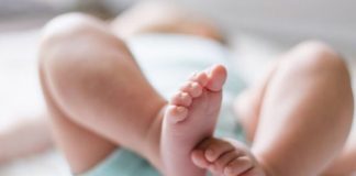 Adolescente de 15 años intenta asfixiar a su bebé de 4 meses
