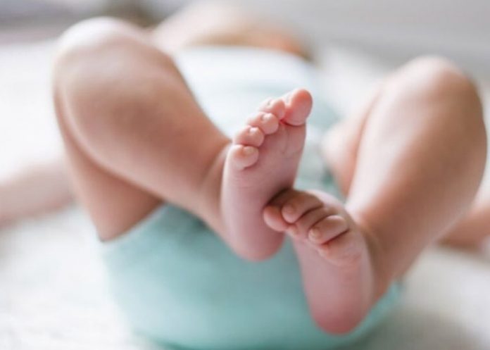 Adolescente de 15 años intenta asfixiar a su bebé de 4 meses