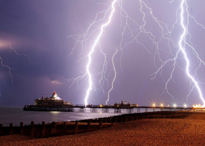Rayo impacta a tres niños en una playa de Puerto Rico