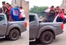 Tremendo «guasmazo» se dieron unos chavalos al caer de una camioneta Foto: Chavalos se desmarimban /cortesía