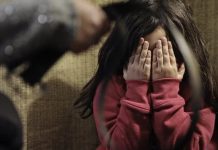 Encuentra a su esposo abusando de su hija en Brasil