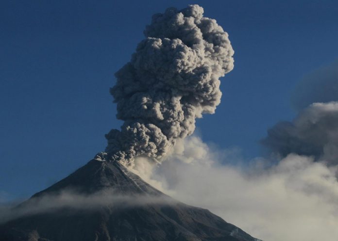 3 Entra en erupción un volcán en el este de Indonesia