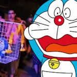 Tailandia invoca la lluvia con una procesión del peluche del gato manga Doraemon Tailandia invoca la lluvia con un Doraemon de peluche