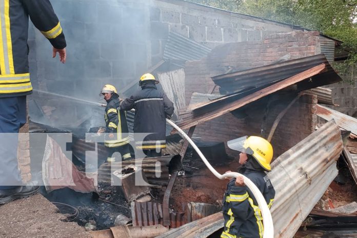 3 Foto: Vecinos se unen para sofocar incendio en barrio Tamanes, en Juigalpa/TN8