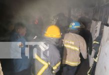 Incendio voraz consume vivienda en el barrio Santa Elena de Managua