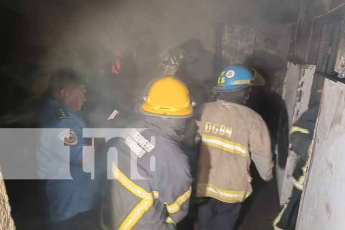 Incendio voraz consume vivienda en el barrio Santa Elena de Managua