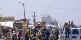 Palestinos huyen de Rafah ante la amenaza de una ofensiva