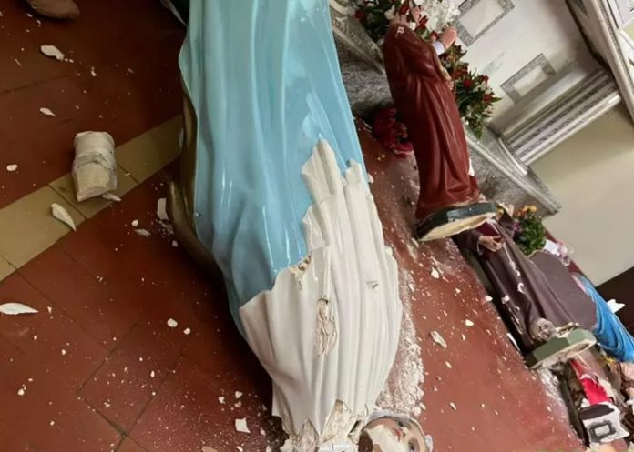 3 Hombre irrumpe en iglesia de México y causa destrozos