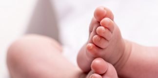 Madre de California es acusada de fracturar 16 huesos a su hijo