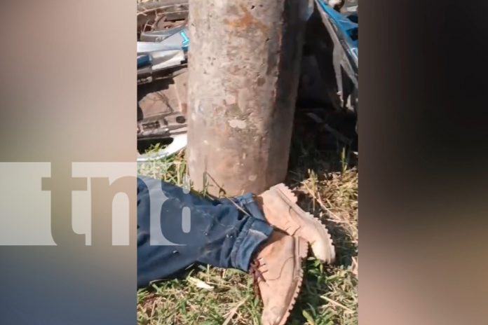 Foto: Motociclista muere al estrellarse contra un poste en la carretera Waslala, Matagalpa/TN8