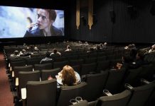 Terror en EE.UU.: 4 chicas son apuñaladas mientras miraban una película en el cine Cuatro chicas son apuñaladas en cine de EE.UU.