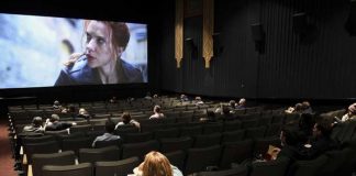 Cuatro chicas son apuñaladas en cine de EE.UU.