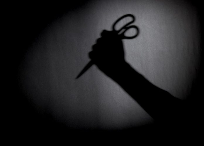 Alumna ataca con tijeras a su compañera en Chile Alumna ataca con tijeras a su compañera en Chile