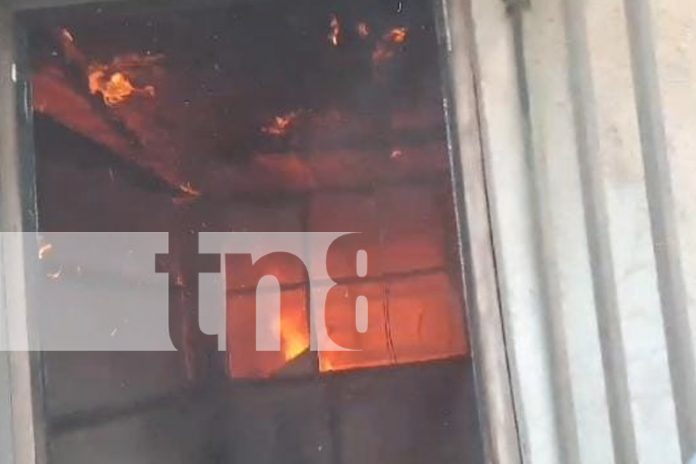 3 Foto: Incendio por supuestas fallas eléctricas arrasa con un cuarto de alquiler en Managua / TN8
