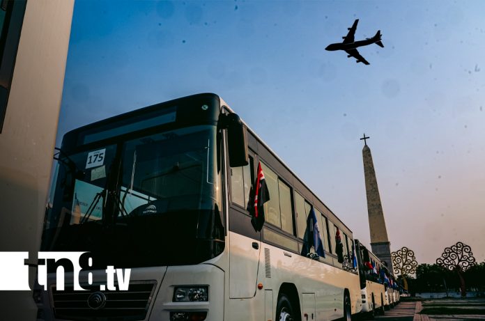 Foto: Presidente Daniel Ortega y Vicepresidenta Rosario Murllo, en acto de entrega de 250 nuevos buses chinos a Nicaragua / TN8