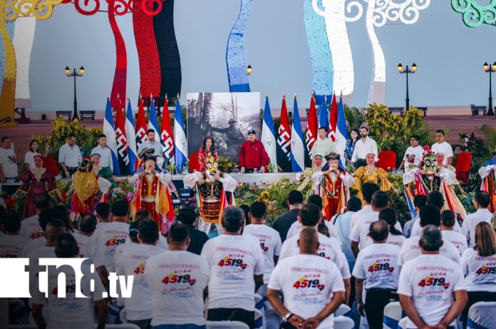 4 Foto: Presidente Daniel Ortega y Vicepresidenta Rosario Murllo, en acto de entrega de 250 nuevos buses chinos a Nicaragua / TN8