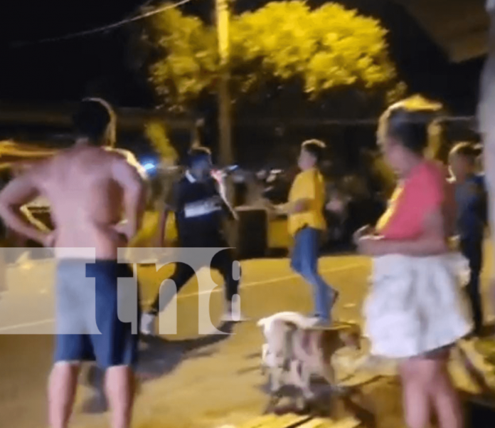 Foto: Pleito de dos hombres por unos celos en fiesta patronal de Teustepe, Boaco / TN8 Foto: Pleito de dos hombres por unos celos en fiesta patronal de Teustepe, Boaco / TN8