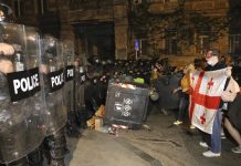 Policía de Georgia dispara balas de goma y gas lacrimógeno contra manifestantes Policía de Georgia dispara balas de goma y gas lacrimógeno contra manifestantes