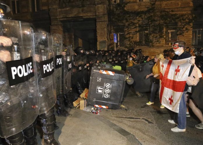 Policía de Georgia dispara balas de goma y gas lacrimógeno contra manifestantes