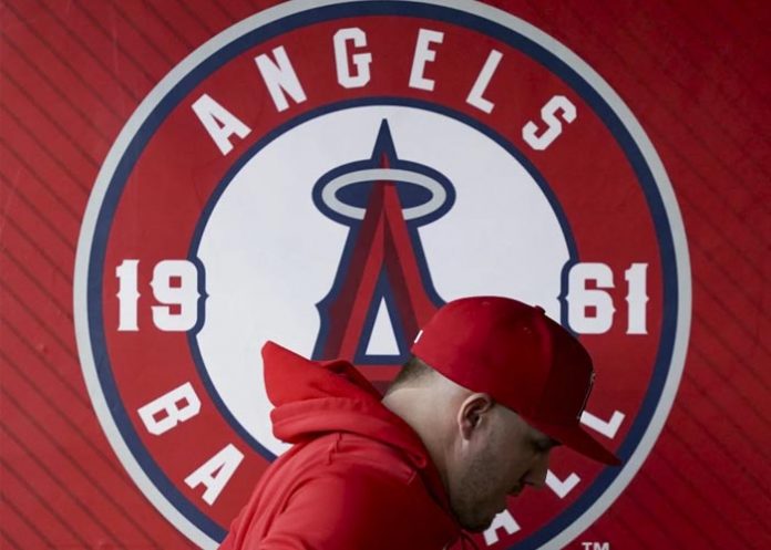 Mike Trout estará fuera de los Angels Mike Trout decidió a irse a cirugía antes de ser designado