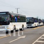 Leoneses con alegría saludan los nuevos 250 buses chinos en Nicaragua Foto: Buses chinos pasan por la ciudad de León / TN8