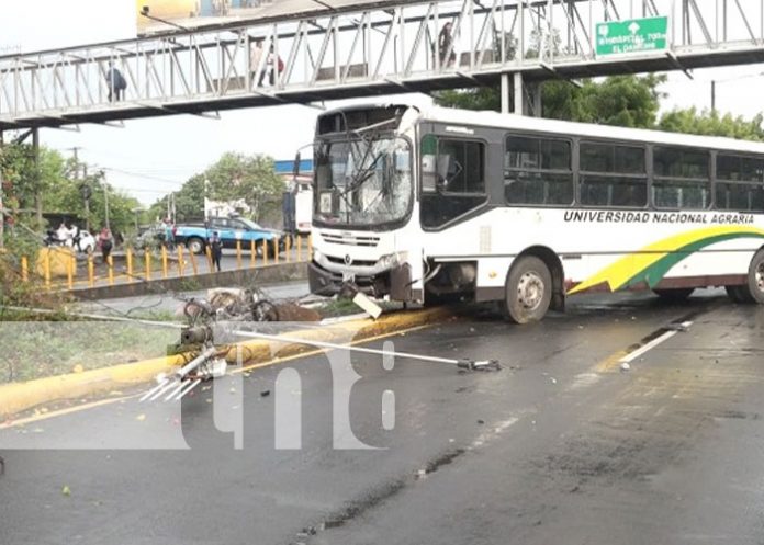 Foto: Accidente con bus y un peatón en Carretera Norte, Managua / TN8