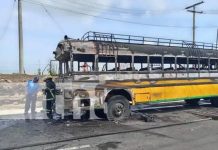 Foto: Bus quemado en una calle al norte de Nicaragua