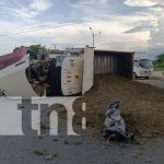 Vivo de milagro tras volcarse la góndola que conducía en el DVII de Managua Foto: Accidente de tránsito con góndola en Villa Sol, Managua / TN8