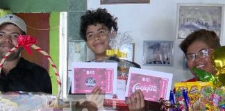 Foto: Premios a una madre con Crónica TN8