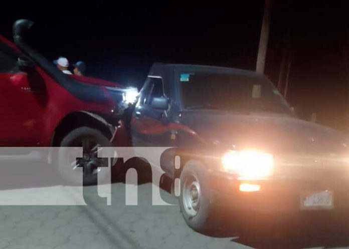 Foto: Choque de camionetas en sector del mercado de Matiguás / TN8