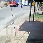 Terrible: Captan momento en que camión aplasta a motorizado cerca de El Mayoreo Foto: Momentos de la muerte de un motociclista cerca de El Mayoreo, Managua / TN8