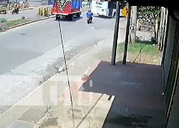 Foto: Momentos de la muerte de un motociclista cerca de El Mayoreo, Managua / TN8 Foto: Momentos de la muerte de un motociclista cerca de El Mayoreo, Managua / TN8