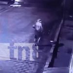 ¡Se llevó hasta las plantas! Graban a descarado ladrón en Somotillo Foto: Captan a ladrón en una calle de Somotillo, Chinandega / TN8
