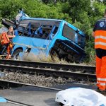 Mortal choque entre un tren y un bus en Eslovaquia deja al menos 6 muertos Mortal choque entre un tren y un bus en Eslovaquia deja al menos 6 muertos