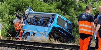 Mortal choque entre un tren y un bus en Eslovaquia deja al menos 6 muertos