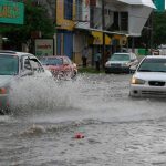 Conductores desesperados: lluvias intermitentes en el territorio nacional Foto: imprudencias que comenten los conductores durante fuertes lluvias/ Cortesía