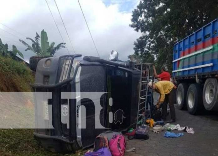 Foto: Dos lesionados tras vuelco de camioneta en comunidad en Jinotega/ TN8