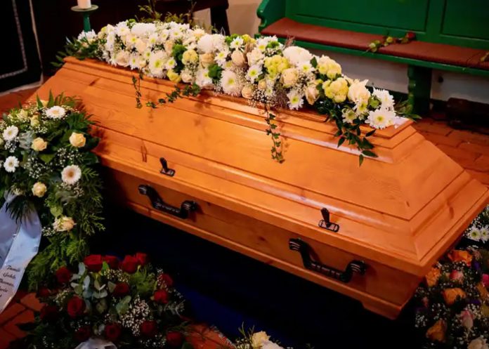 Anciana dada por muerta 'resucita' en la funeraria Anciana dada por muerta 'resucita' en la funeraria