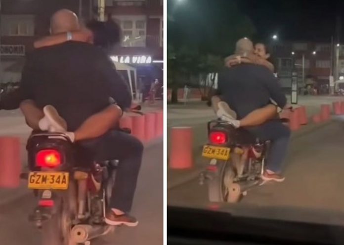 Captan a pareja viajando en moto de una forma particular Captan a pareja viajando en moto de una forma particular