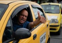 Taxistas golpean a supuesto ladrón y le dicen que «no chille» Foto: Taxistas golpean a supuesto ladrón y le dicen que "no chille" / TN8