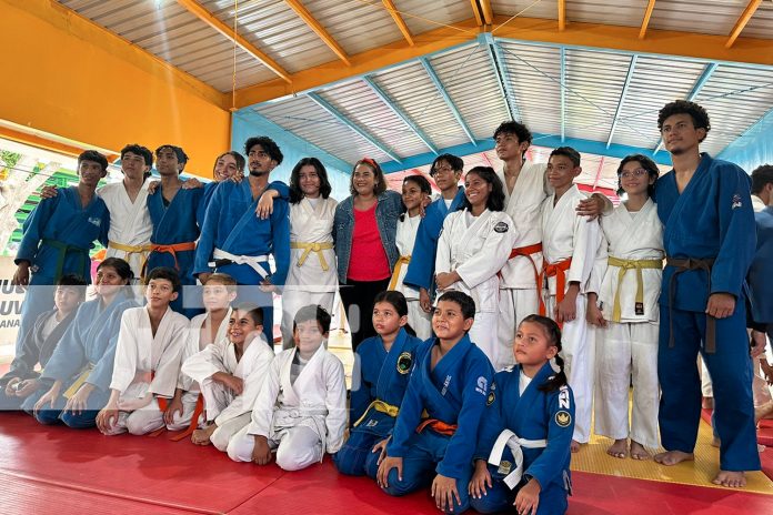 Nota: Celebran 3.º aniversario de la Academia de Leones Azules en Managua/ TN8 Nota: Celebran 3.º aniversario de la Academia de Leones Azules en Managua/ TN8