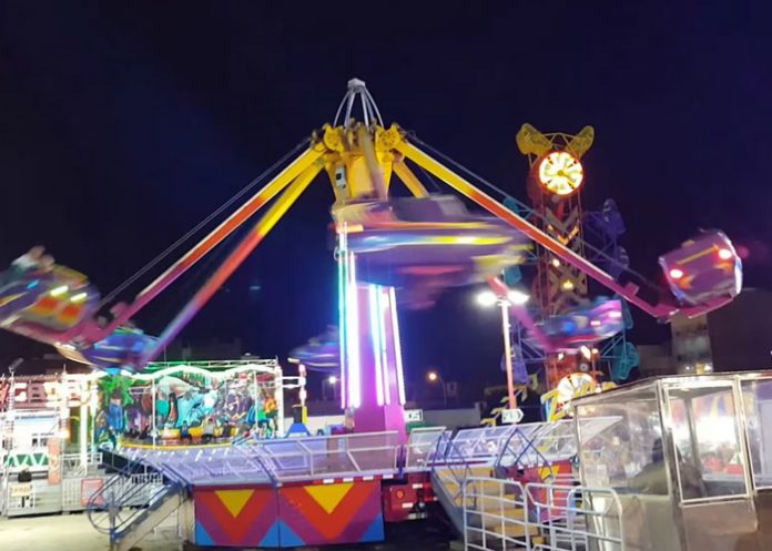 Madre e hijo salen 'volando' de juego mecánico en México Madre e hijo salen 'volando' de juego mecánico en México