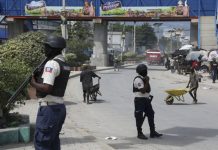 Pandilleros asesinan brutalmente a tres agentes de la policía en Haití Pandilleros asesinan a tres efectivos policiales en Haití