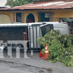 Camioneta termina con las llantas para arriba en vivienda de San Judas Foto: Camioneta termina con las llantas para arriba en vivienda de San Judas / TN8