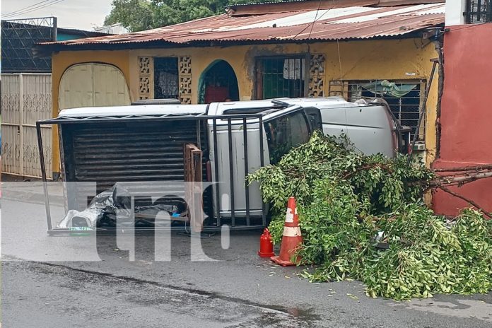 1 Foto: Camioneta termina con las llantas para arriba en vivienda de San Judas / TN8