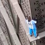 Como el «hombre araña» Influencer escaló uno de los edificios más altos Foto: Influencer desafía la muerte /cortesía