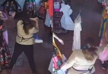 Desalmada vendedora golpeó con un bate a ancianita de 65 años en México Captan a vendedora golpeando con un bate a señora de 65 años