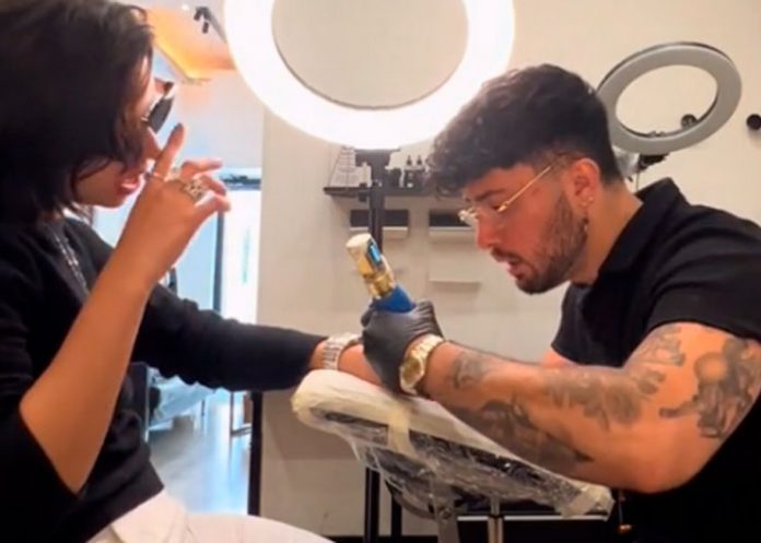 Foto: Ángela Aguilar se tatuó las iniciales de su amado Christian Nodal / Cortesíaa