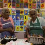 Abuelitas gemelas lloran al recibir su primer pastel de cumple a los 80 años Abuelitas gemelas lloran por su primer pastel